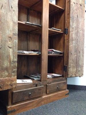 Cabinets with magazines, something to read while u wait.