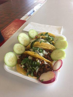 Pastor mini tacos ahora con pepinos en el salsa bar