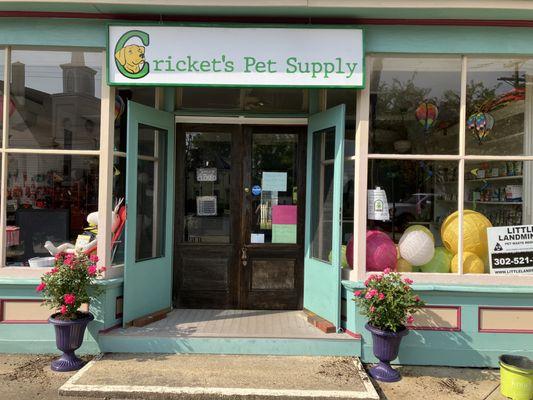 Front door of Cricket's pet supply