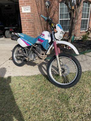 Fresh rubber on the 93 xt350 thanks to the guys at Houston motorcycle exchange.