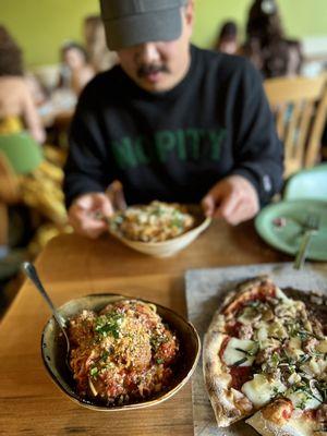 Funghi e Salsiccia pizza and Southern-Homestyle Spaghetti & Meatballs