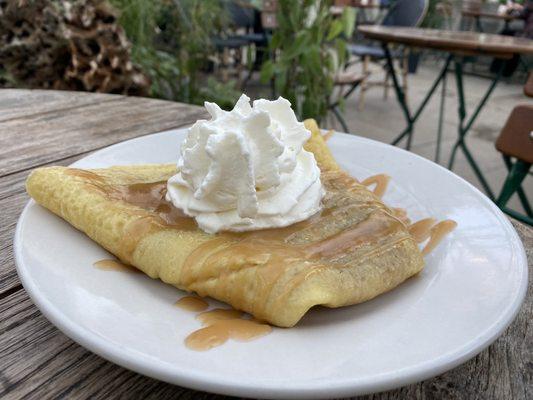 Caramel apple crêpe