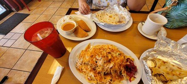 Pollo con tajadas y pastelitos