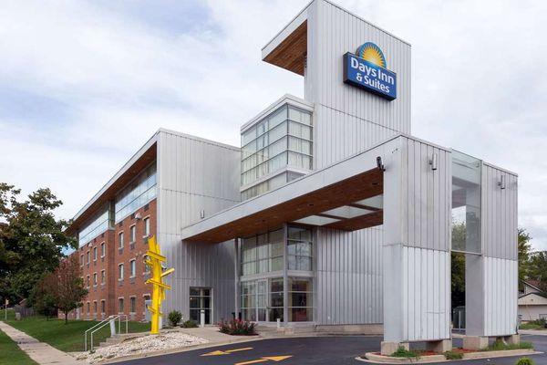 Welcome to the Days Inn & Suites Milwaukee