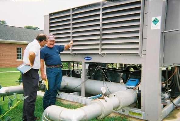 Ft. McPherson installation of CSEE in 500-ton Carrier chiller with Dr. Alexis Lekov from DOE with Siemens Technician