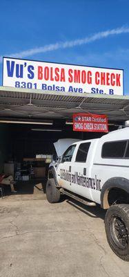 Don't get confused with next door. This place has a Vu's Bolsa Smog Check signage