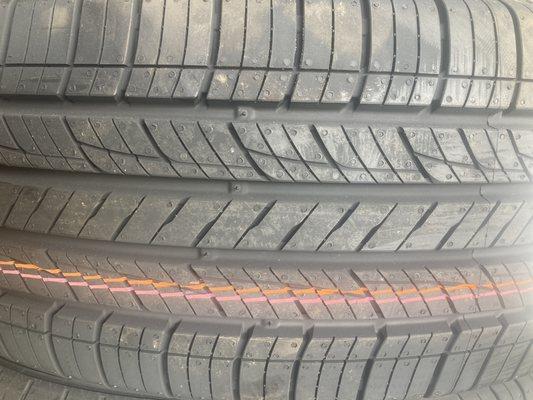 235-65R17 
Kumho tire Krugen HP71