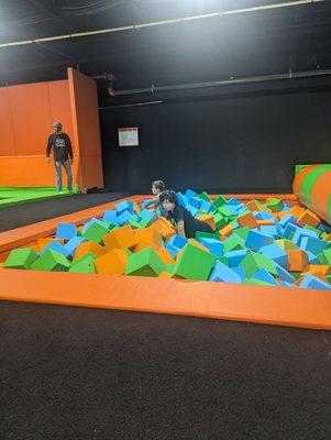 Rolling foam pit