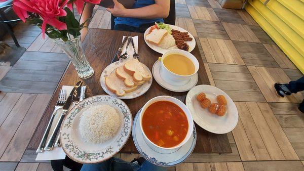 Better view of that entire meal.  Not sure what the sliced bread is doing there...