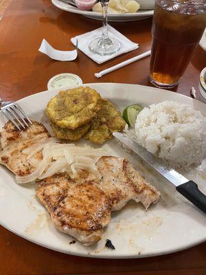 Grilled chicken, rice, red beans and tostones