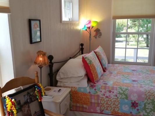 Queen bed in Primrose Cottage