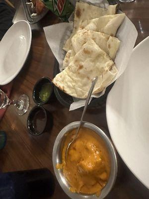 Chicken tikka masala with naan