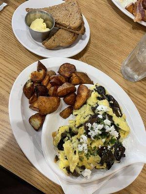 Wild Mushroom & Roasted Garlic Scramble with gluten free potatoes and gluten free toast