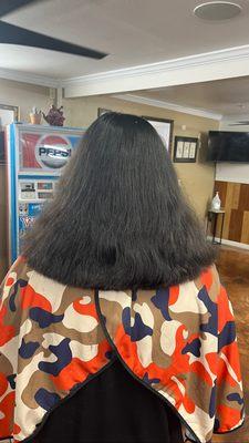 Woman shear haircut w/ no layers