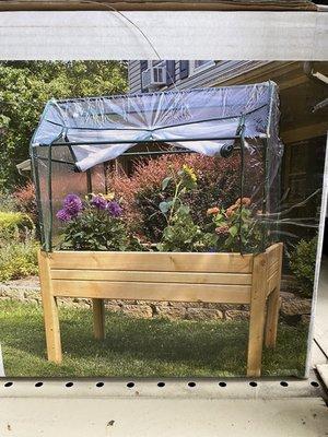 Stand alone planter with cover