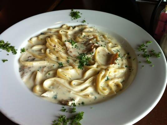 Chicken fettuccini Alfredo lunch portion!!