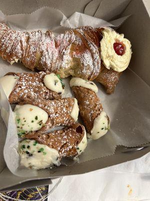 Lobster tail with French crème and small cannolis