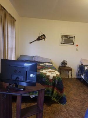 2 double beds in the cabin with a television with satellite.   Small kitchenette microwave and refrigerator in there.