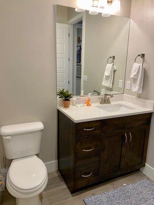 Nice bathroom, clean and nicely decorated.