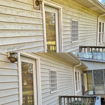 Vinyl siding cleaning using a soft Washing System Williamston, SC