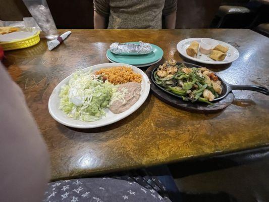 Shrimp fajitas with topings on the side