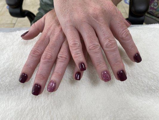 Gel manicure this for Fall 2021, with a bit of sparkles!