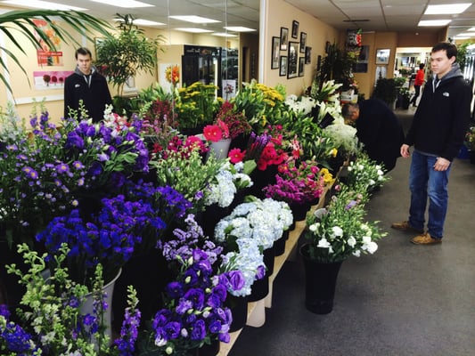 Showroom always full of Fresh flowers