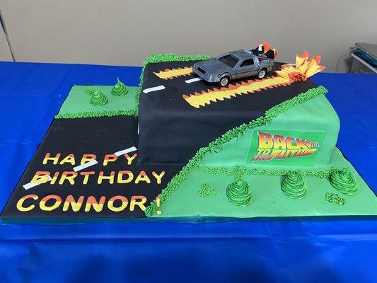 "Gotta go back in time!" Such an awesome Back to the Future cake! Thanks Deco Facil!