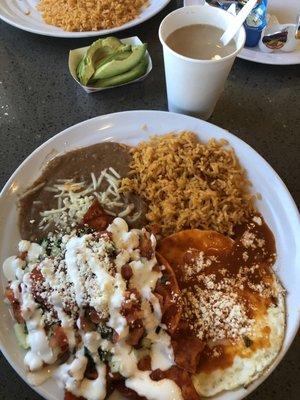 Chilaquiles y huevos rancheros