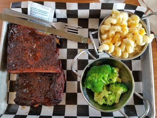 Pork ribs with mac n cheese and broccoli