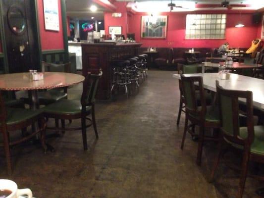 Although seemingly deserted when we arrived at 6 pm on a Saturday night, it filled up quickly after we ordered food.