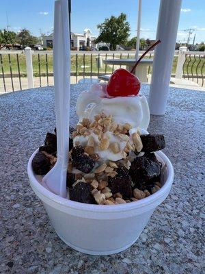 Hot fudge brownie sundae