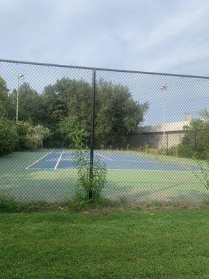 There is no net, it's locked and weeds are super grown in all over this so called tennis court...