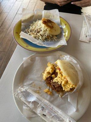 Arepas con pericos y carne.