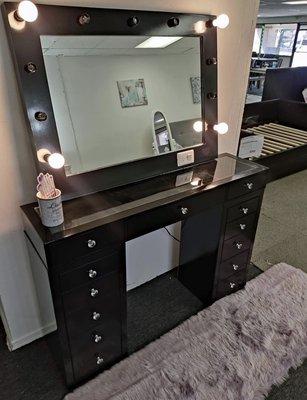 Black vanity
(Available in white)