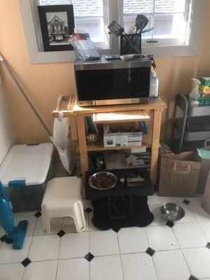 This is a rather empty corner in my kitchen. I would like to put in countertops and cupboards underneath it.