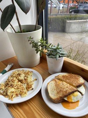 Hashbrowns & Breakfast Sandwich with tempeh