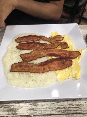 Bacon, eggs and grits