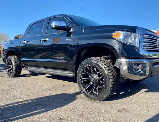 Leveling Kit  and  20x10 Fuel Assault Wheels  With 275/55/20 Venom Terrain Hunter Rt+