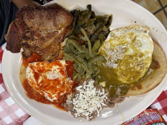 Huevos divorciados con nopal y porkchop