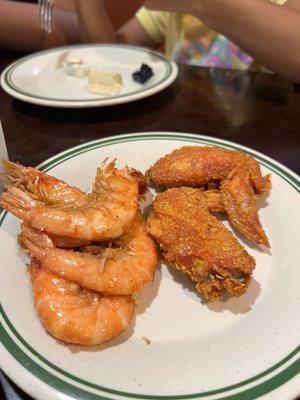 Wings and salt & pepper shrimp were fresh! And very good!