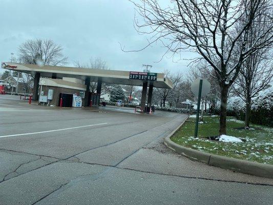 This KROGERS closed & moved to WOODMAN Avenue!  Gas station CLOSED too!