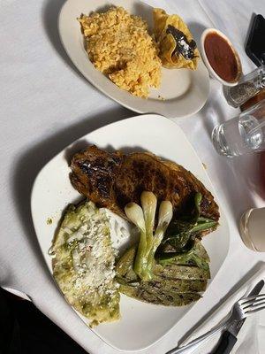 Carne asada con arroz, frijoles, y vegetales