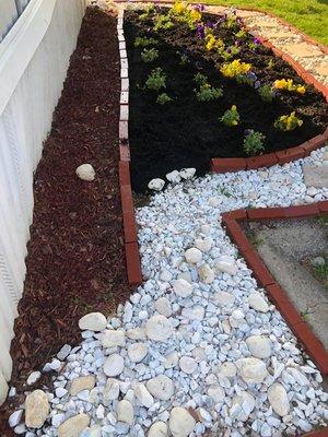 Hermoso jardín decorado con flores y piedras