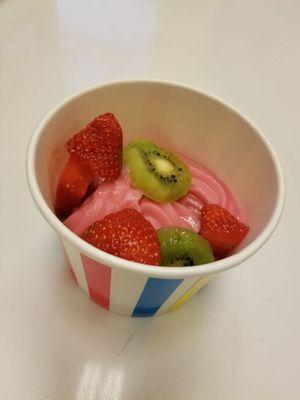 Strawberry (Fresa) with the choice of kiwi and strawberry toppings