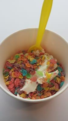 Birthday cake yogurt w/fruity pebbles