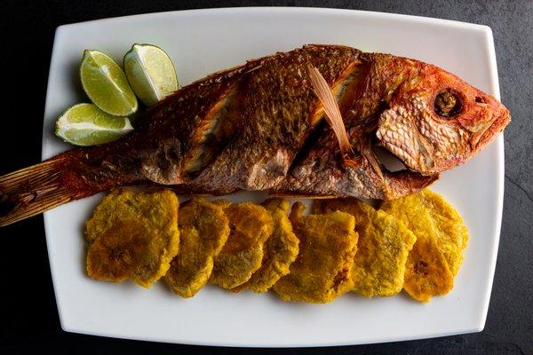 Fried red snapper with green plantains