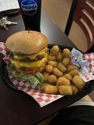 Franky's burger w/tater tots