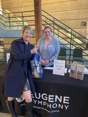 Picking up my gift bag from Julie with the Eugene Symphony.