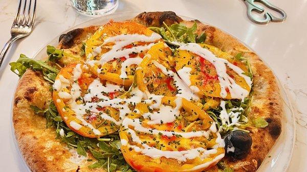 a summer tomato pizza